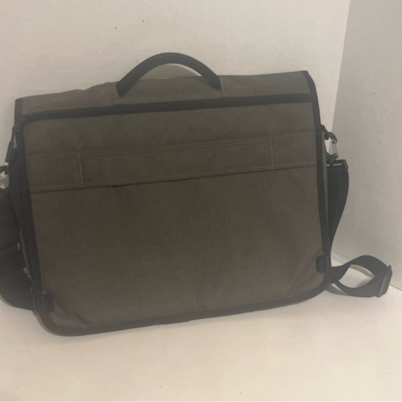 Timbuk2 Stuck In The Middle With You Messenger Bag Laptop Crossbody. In gray. - Picture 5 of 9